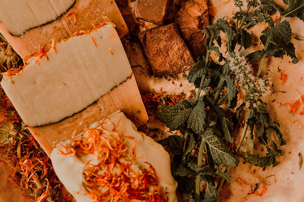 produtos de cosmética natural, a mulher que trabalha no bosque