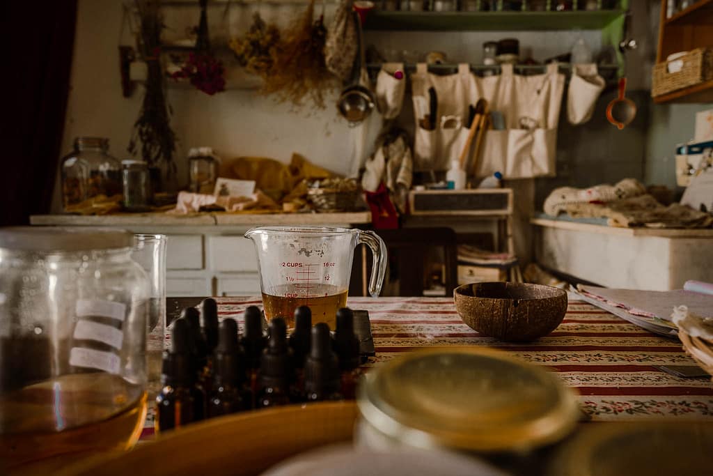 cosmética natural a mulher que trabalha no bosque