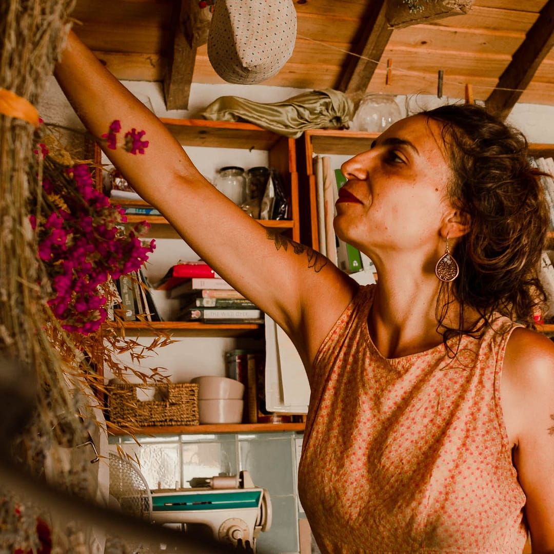 Herbalismo - A mulher que trabalha no Bosque, Joana Vitória, Doula, herbalista, artesã