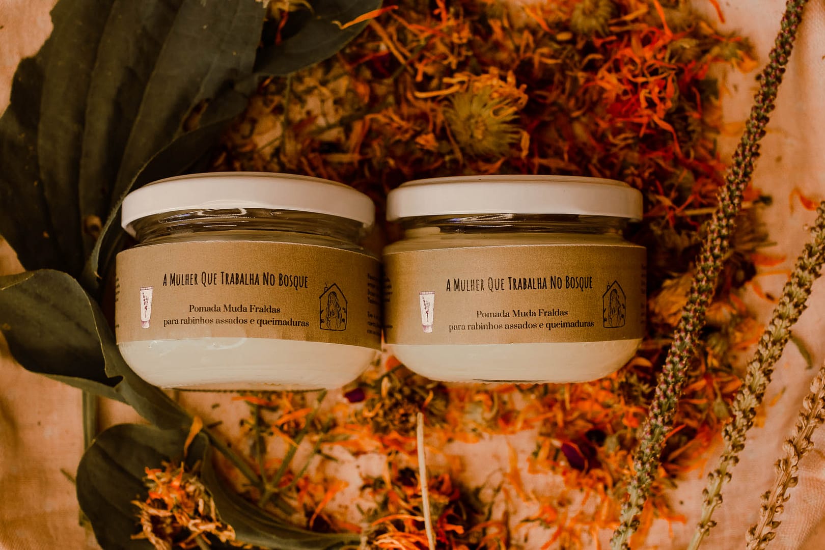 pomada muda fraldas produtos naturais a mulher que trabalha no bosque
