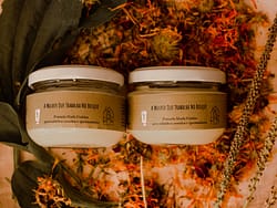 pomada muda fraldas produtos naturais a mulher que trabalha no bosque