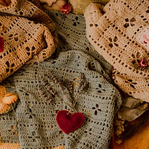 Manta de croche para bebe - coração de alfazema - produto de joana vitoria - a mulher que trabalha no bosque