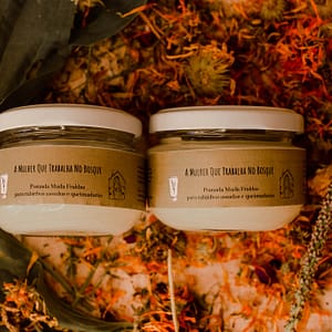 pomada muda fraldas produtos naturais a mulher que trabalha no bosque