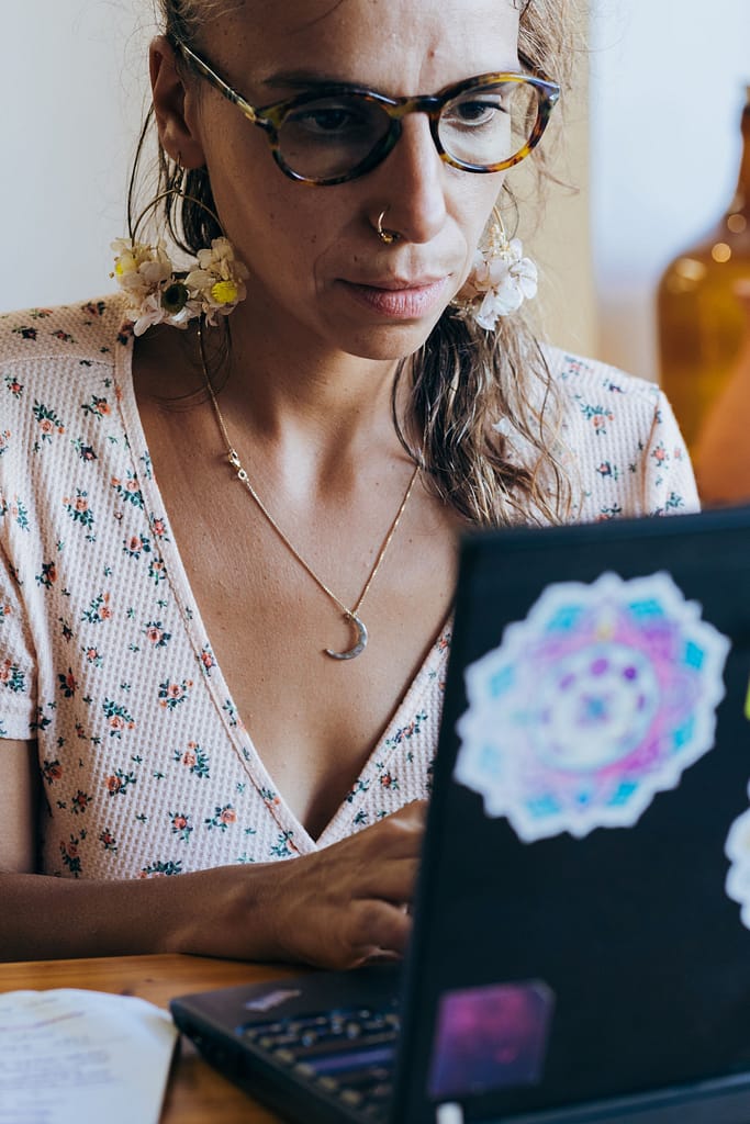 Consultas de terapia e herbalismo com Joana Vitóri Martins - A Mulher que Trabalha no Bosque
