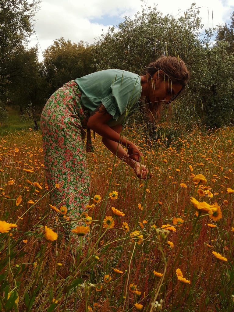 a mulher que trabalha no bosque