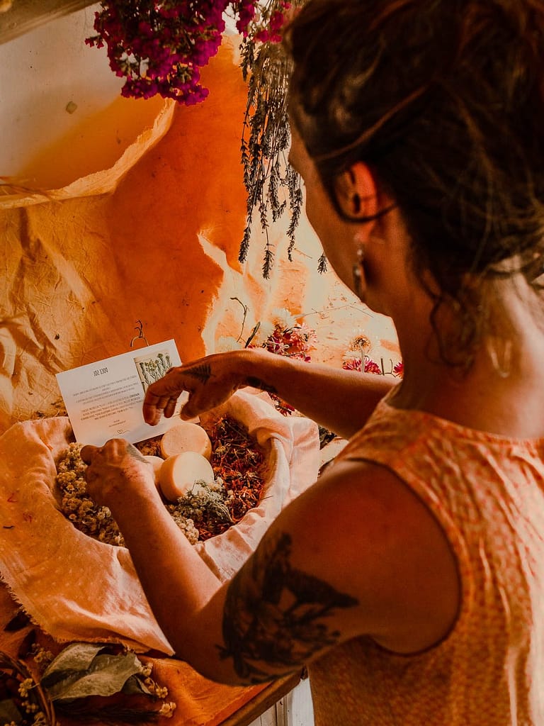 produtos de cosmética natural, a mulher que trabalha no bosque