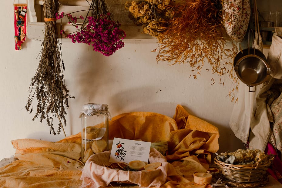 cosmética natural sustentável, sustentabilidade, produtos de cosmética artesanal da mulher que trabalha no bosque